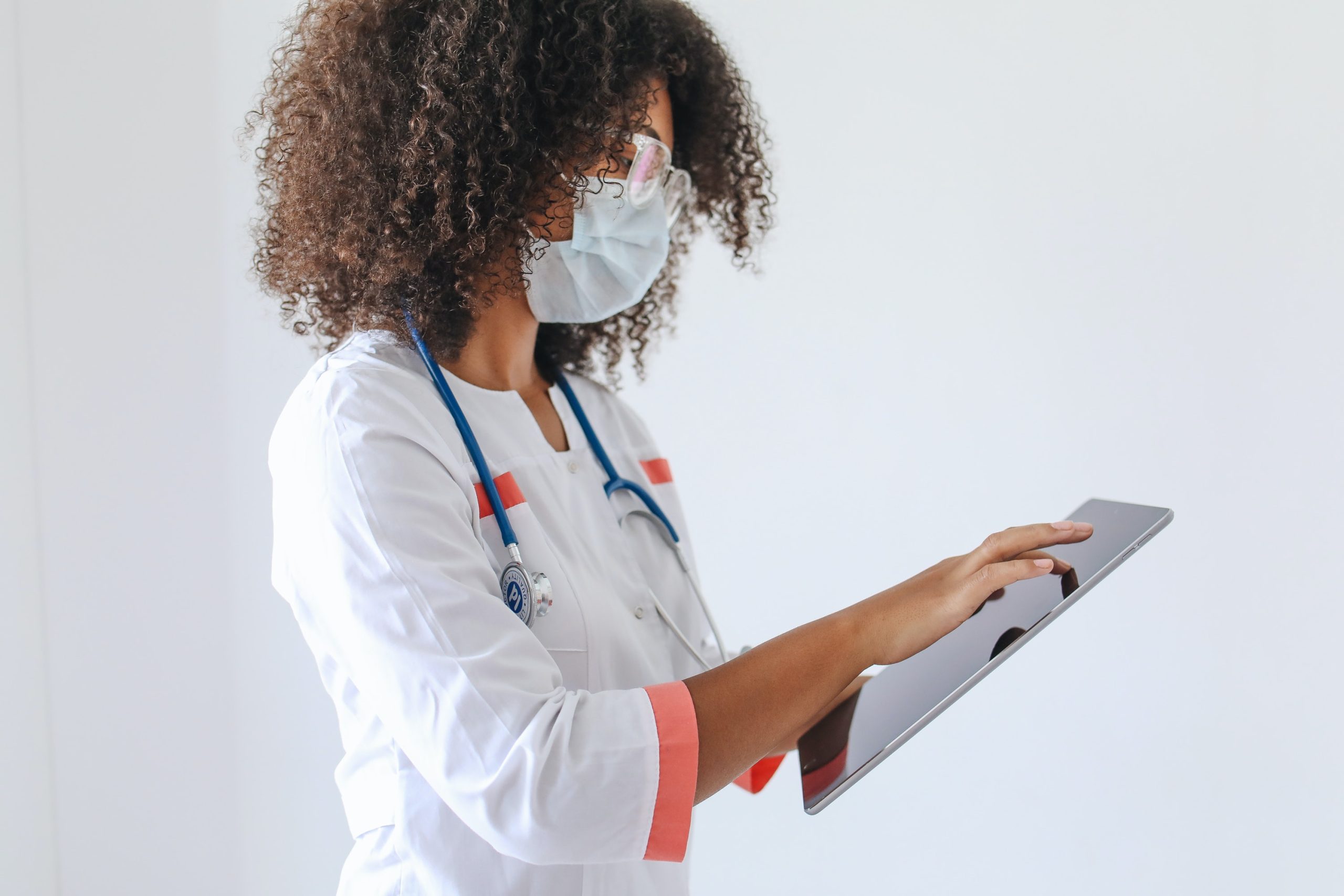 hospital-ehr-system-tablet